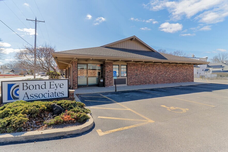 Primary Photo Of 725 S 14th St, Pekin Medical For Sale