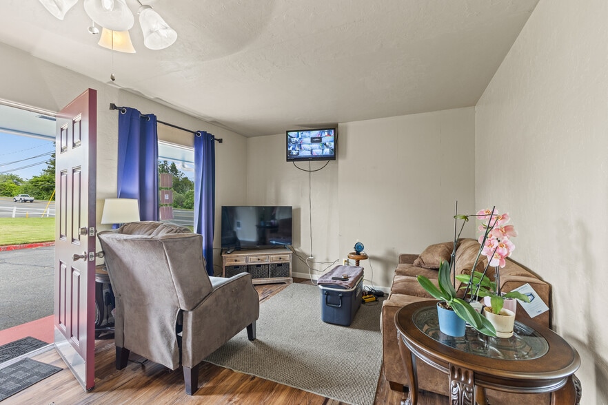 More Photos Of 787 N Central Blvd, Coquille Hotel For Sale