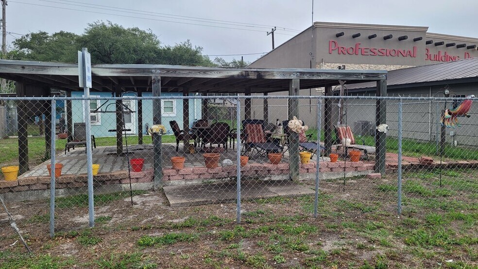 More Photos Of 108 Hood St, Rockport Storefront Retail Residential For Sale