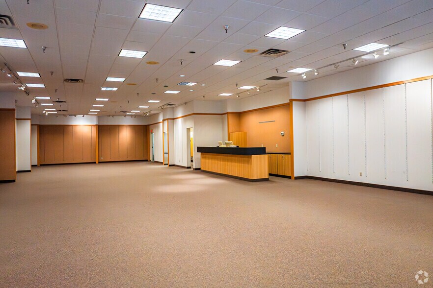 More Photos Of 2917 N Vermilion st, Danville General Retail For Lease