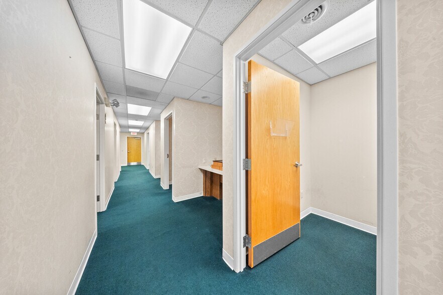 More Photos Of 1901 Winchester Ave, Ashland Office For Sale