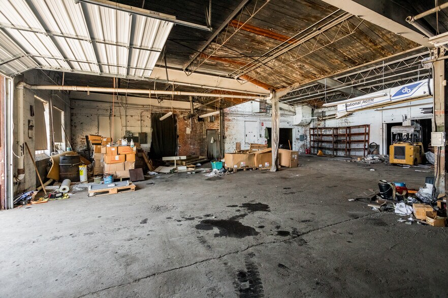 More Photos Of 1059 W Grand Blvd, Detroit Warehouse For Sale