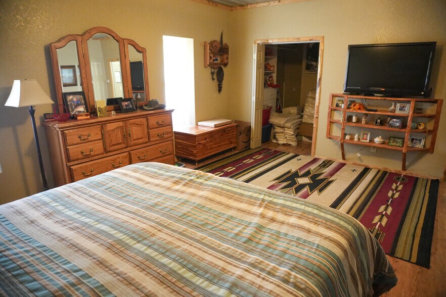 More Photos Of 1122 Douglas Ave, Beaver Hotel For Sale