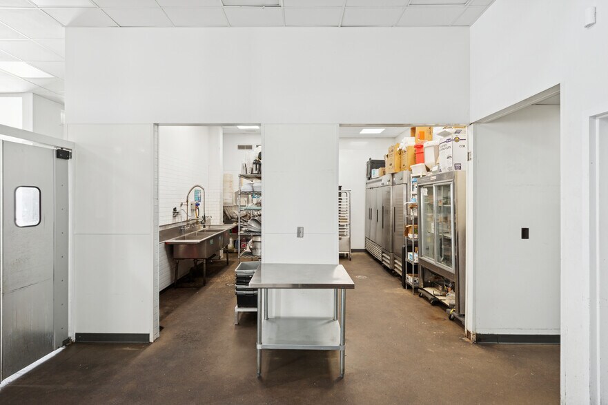 More Photos Of 2058 W Grand Ave, Chicago Loft Creative Space For Sale