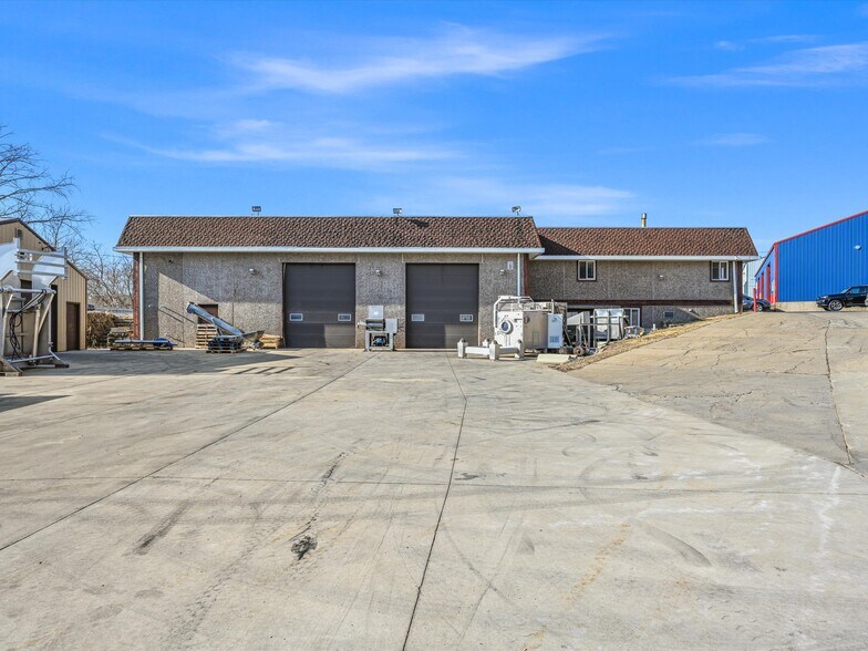 More Photos Of 1000 Century Cir, Dubuque Flex For Lease