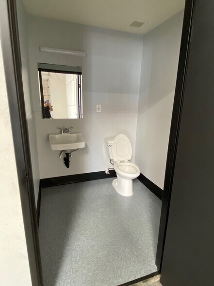 More Photos Of 1040 N Grove St, Anaheim Unknown For Lease