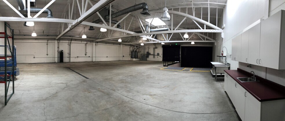 More Photos Of 2102 Dennison St, Oakland Flex For Lease