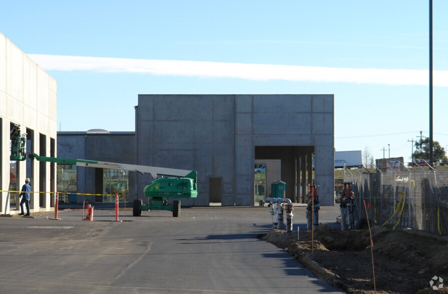 More Photos Of 3991 N Freeway Blvd, Sacramento Warehouse For Lease
