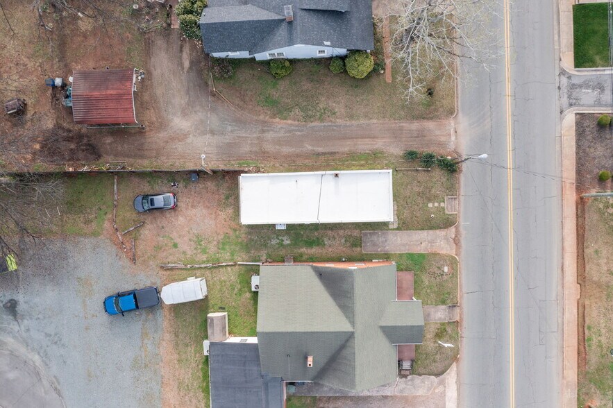 More Photos Of 215 Burlington Ave, Gibsonville Flex For Sale