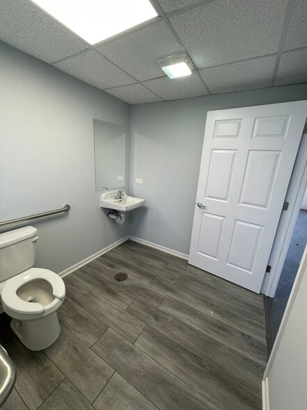 More Photos Of 215 N Waukegan Rd, Lake Bluff Convenience Store For Sale