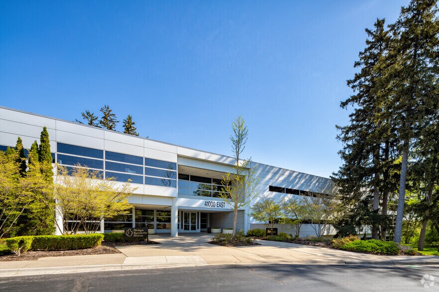 More Photos Of 41000 Woodward Ave, Bloomfield Hills Office For Lease