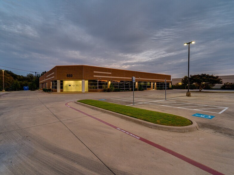 More Photos Of 689 Airport Fwy, Hurst Office For Lease