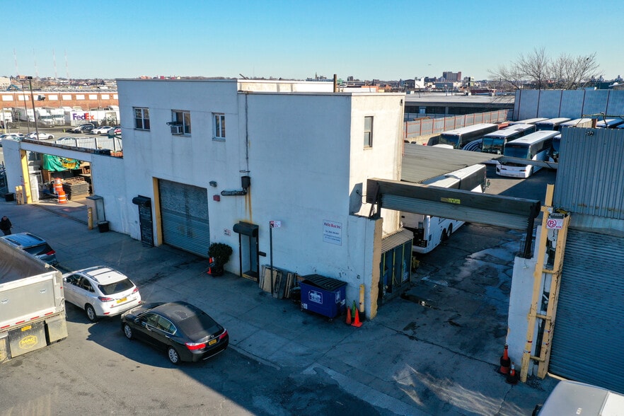 Primary Photo Of 252 Maspeth Ave, Brooklyn Warehouse For Lease