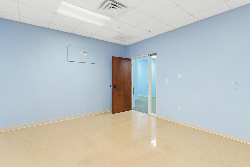 More Photos Of 1904 Thomas Ave, Leesburg Office For Sale