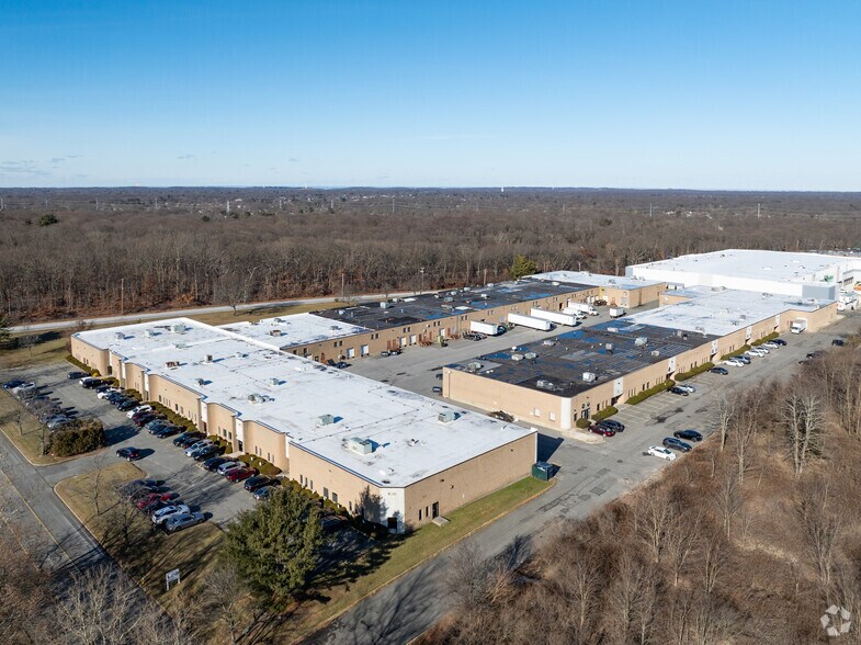 More Photos Of 400 Oser Ave, Hauppauge Warehouse For Lease