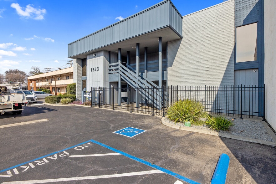 More Photos Of 1620 W Mineral King Ave, Visalia Office For Sale