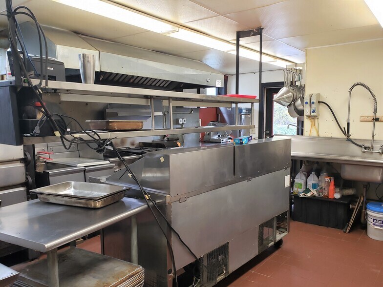 More Photos Of 127 Elm St, Hatfield Restaurant For Lease
