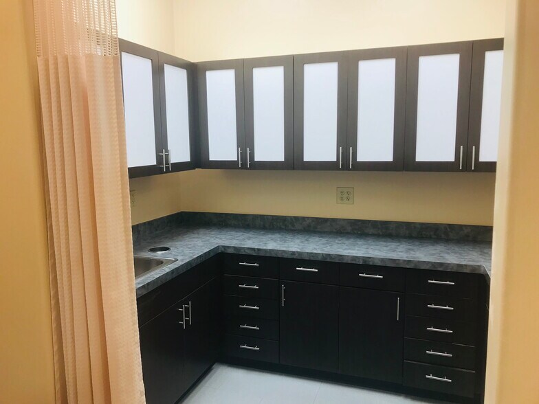 More Photos Of 13107-13141 W Lake Houston Pky, Houston Unknown For Lease