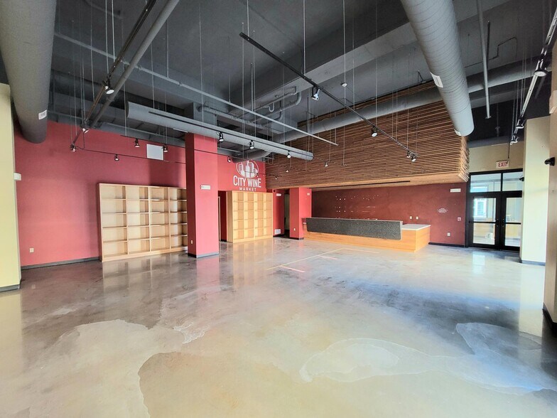 More Photos Of 900 New Hampshire St, Lawrence Hotel For Lease