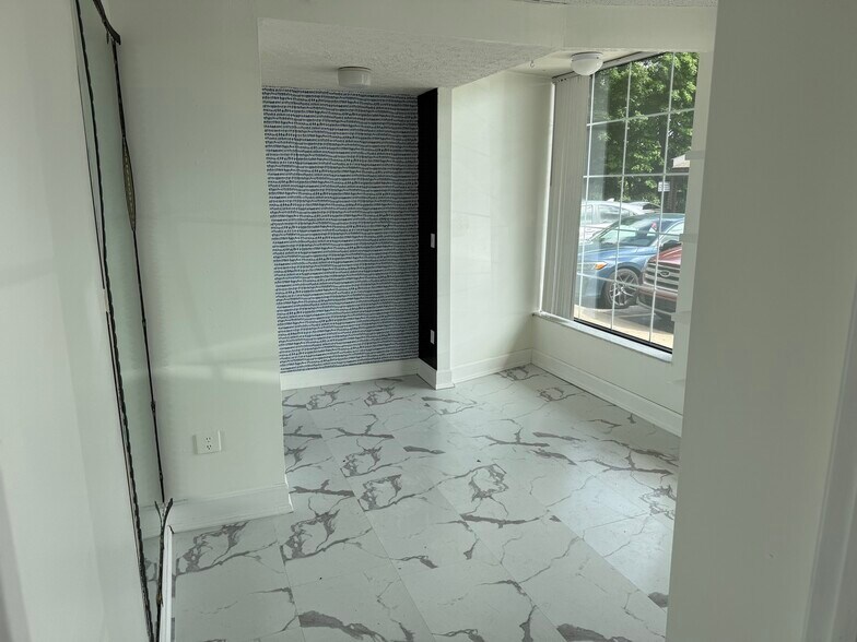 More Photos Of 1850-1880 Ashwood Cir, Ft Wright Freestanding For Lease