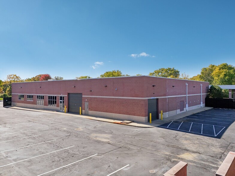 More Photos Of 3442 S 103rd St, Milwaukee Showroom For Sale