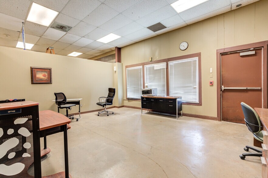 More Photos Of 3802-3806 Interstate 27, Lubbock Office For Sale
