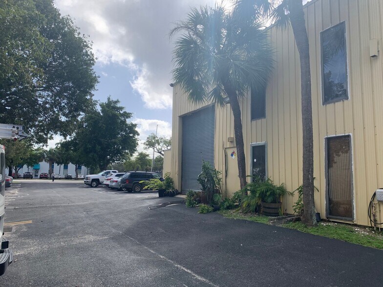 More Photos Of 2221 NW 18th St, Pompano Beach Warehouse For Lease