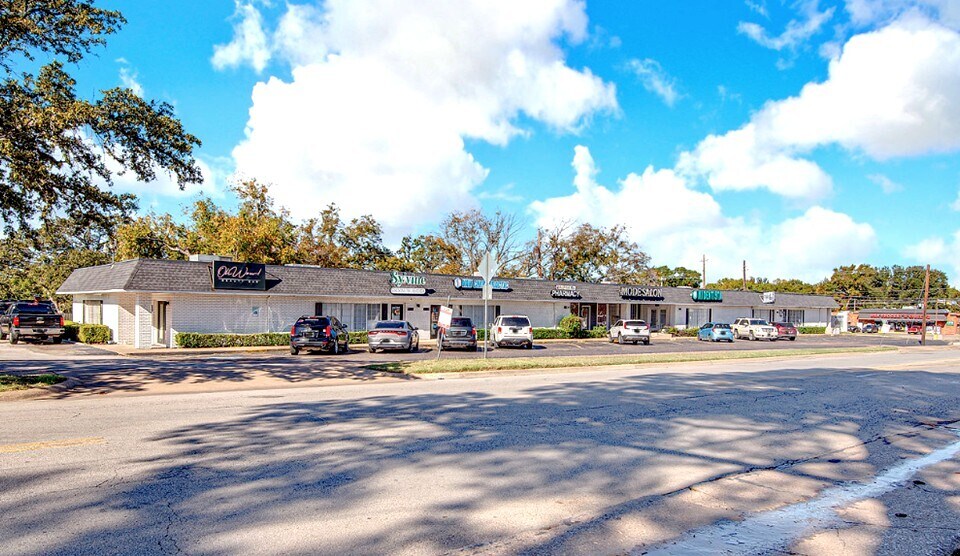 More Photos Of 1012 N Davis Dr, Arlington Storefront For Lease