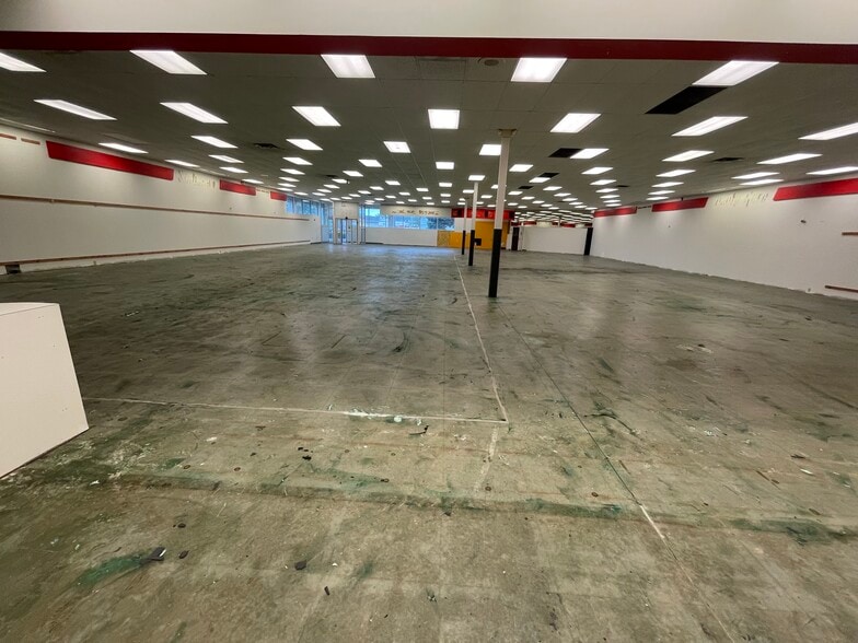 More Photos Of 601 W Sagamore Pky, West Lafayette General Retail For Lease