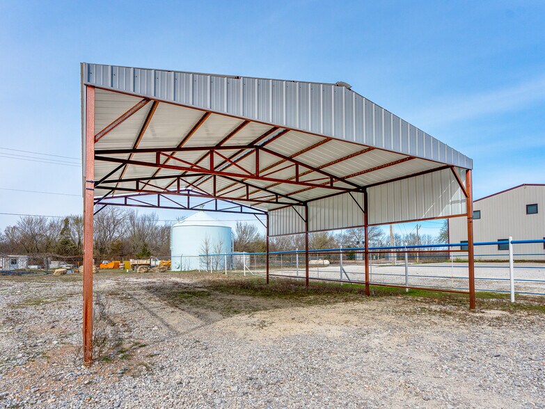 More Photos Of 122 N Hickory, Roff Flex For Sale