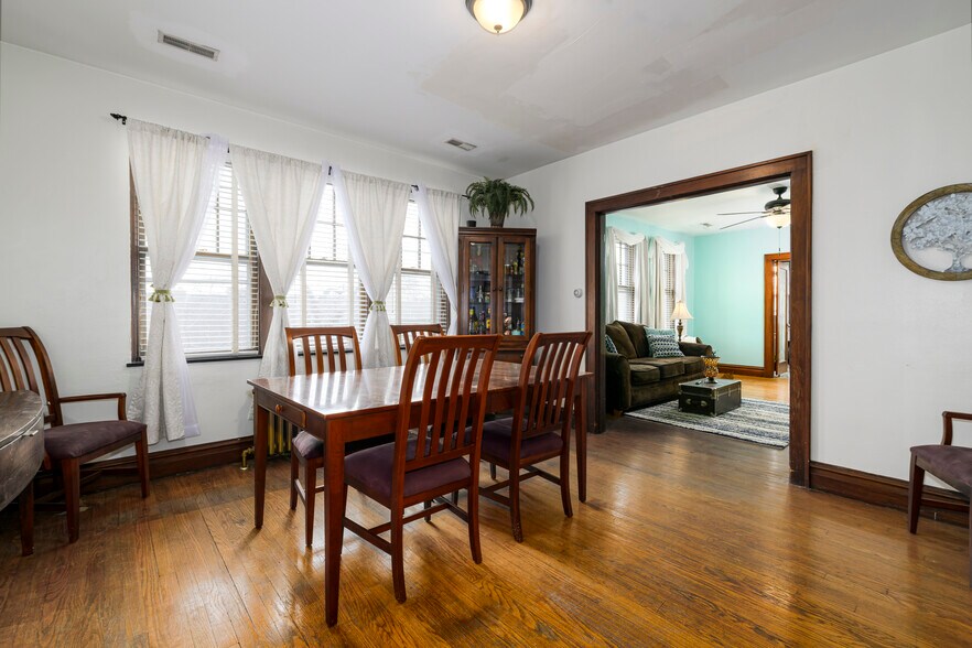 More Photos Of 5001 Pernod Ave, Saint Louis Flex For Sale