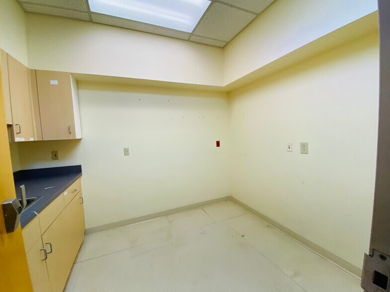 More Photos Of 404 Hall of Fame Dr, Lake City Medical For Lease