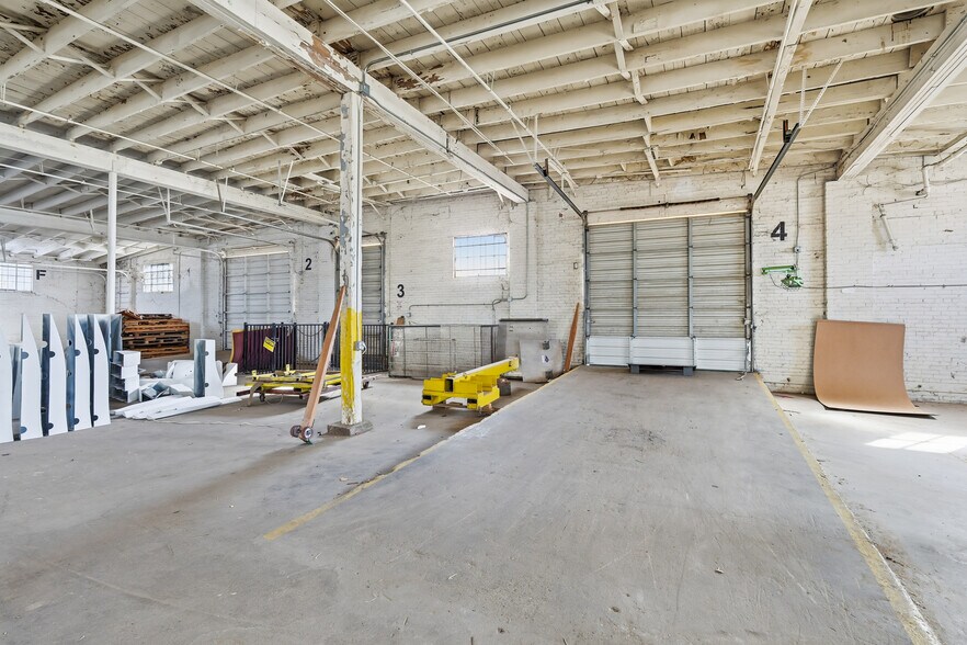 More Photos Of 2700 Atlanta St, Dallas Warehouse For Lease