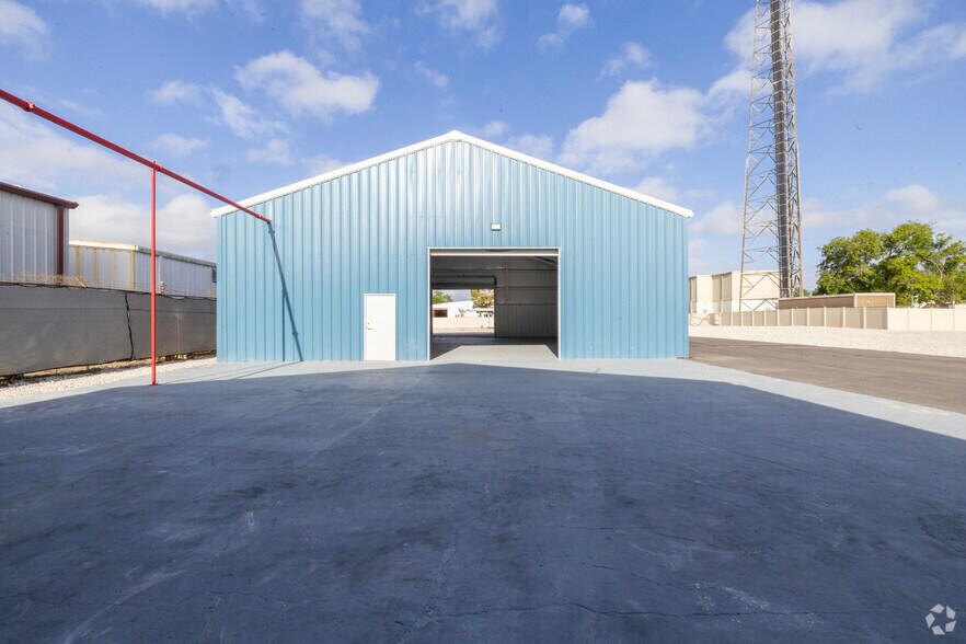 More Photos Of 120 Pinckney St, Oldsmar Warehouse For Lease