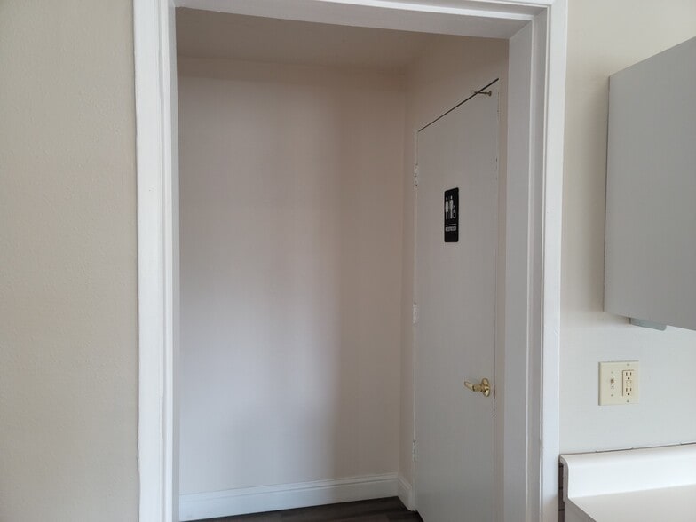 More Photos Of 10052-10078 Alta Sierra Dr, Grass Valley Office For Lease