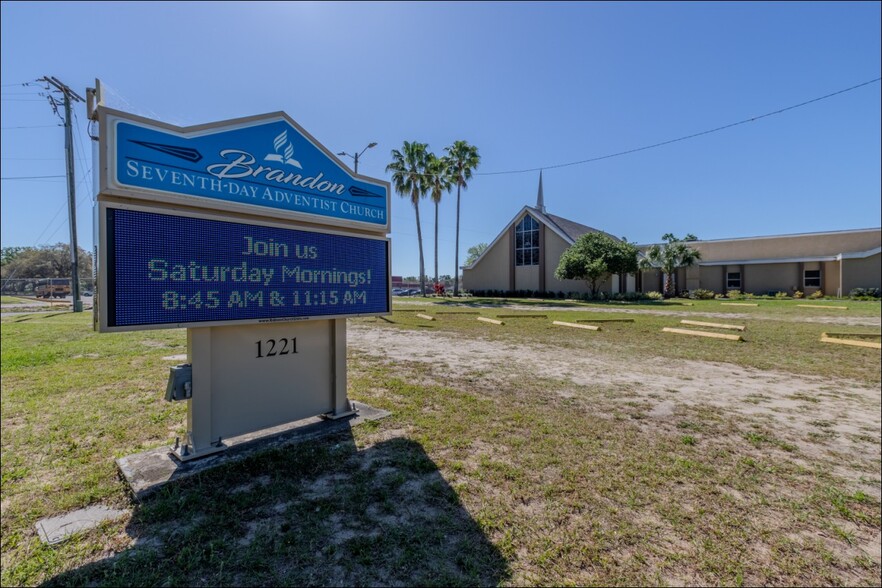 Primary Photo Of 1221 Victoria St, Brandon Religious Facility For Sale