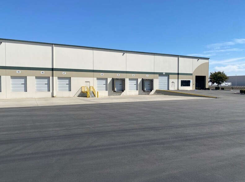 More Photos Of 2520 N American St, Visalia Distribution For Lease