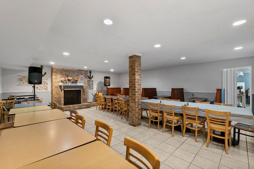 More Photos Of 1400 N Frazier St, Conroe Restaurant For Sale