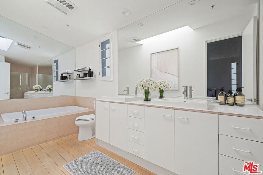 More Photos Of 2100 Abbot Kinney Blvd, Venice Office For Lease