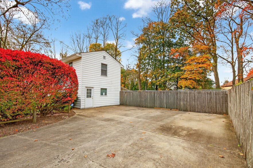 More Photos Of 202 Woodland Dr, Lincroft Veterinarian Kennel For Sale
