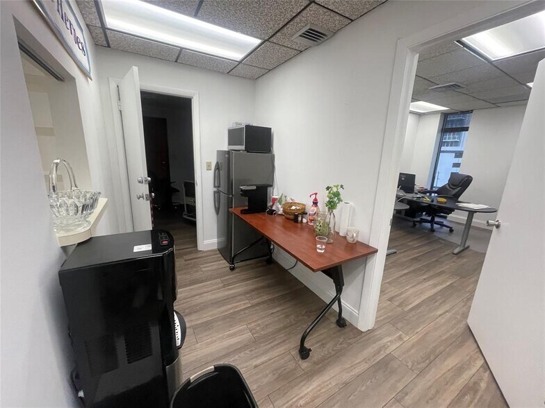 More Photos Of 2131 Hollywood Blvd, Hollywood Office Residential For Lease