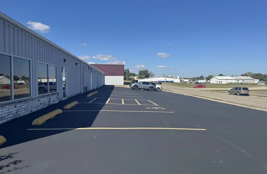 More Photos Of 633 1st Ave, Monroe Showroom For Lease