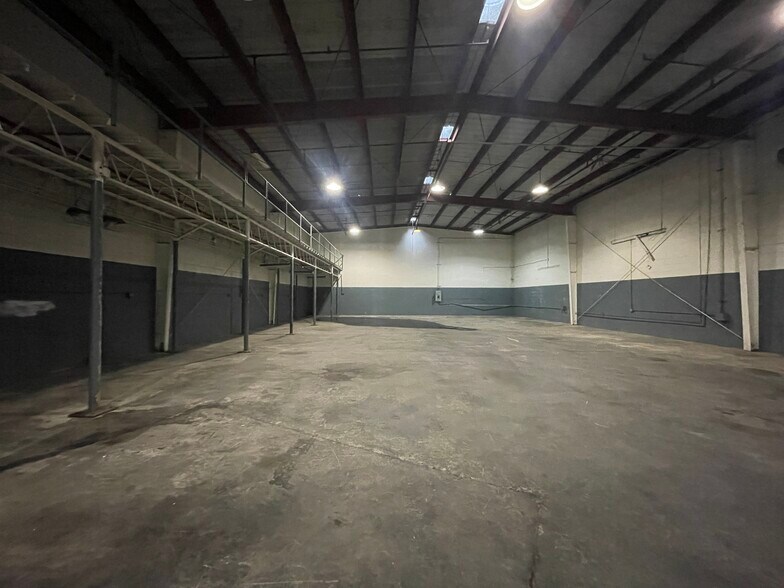 More Photos Of 2010 Democrat St, Honolulu Warehouse For Lease