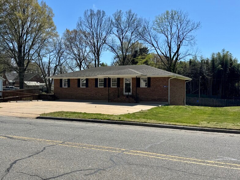 Primary Photo Of 1203 Northup St, Reidsville Medical For Sale