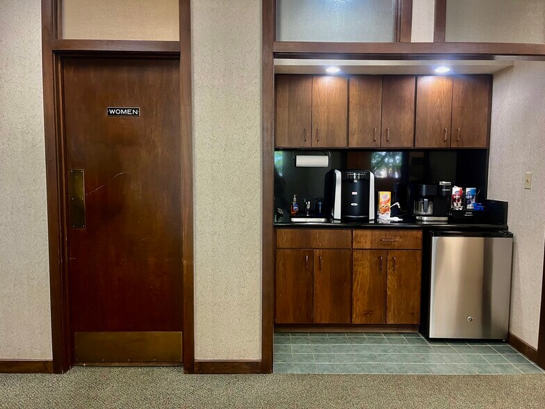 More Photos Of 2400 Sutherland Ave, Knoxville Office For Lease