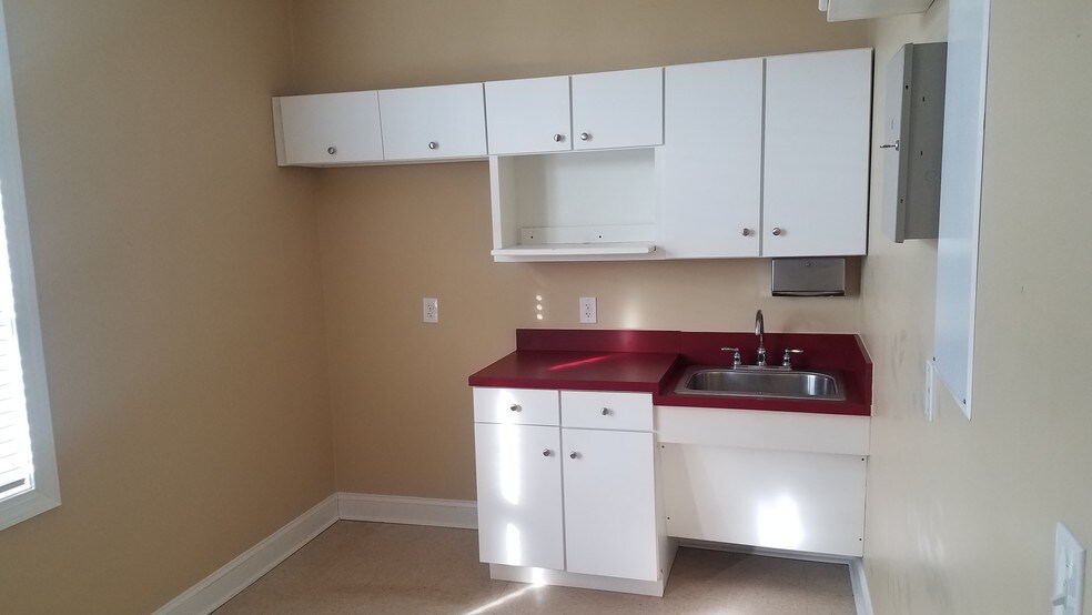 More Photos Of 172 Linden Dr, Winchester Office For Sale