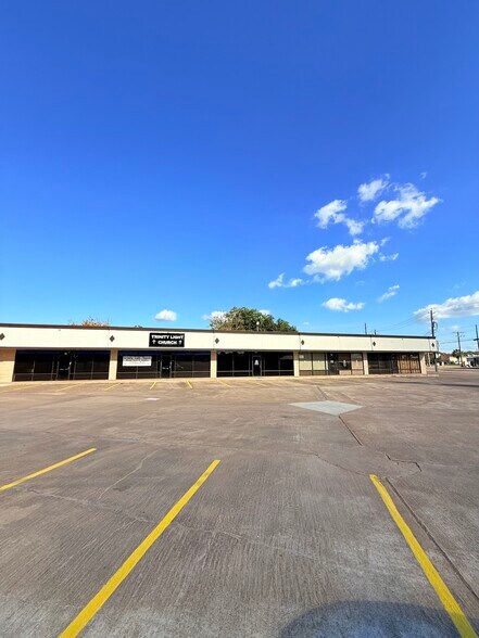 More Photos Of 716 W Plantation Dr, Clute Storefront Retail Office For Lease