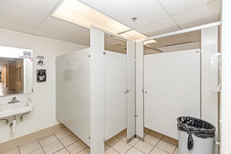 More Photos Of 333 W 18th St, Merced Office For Sale