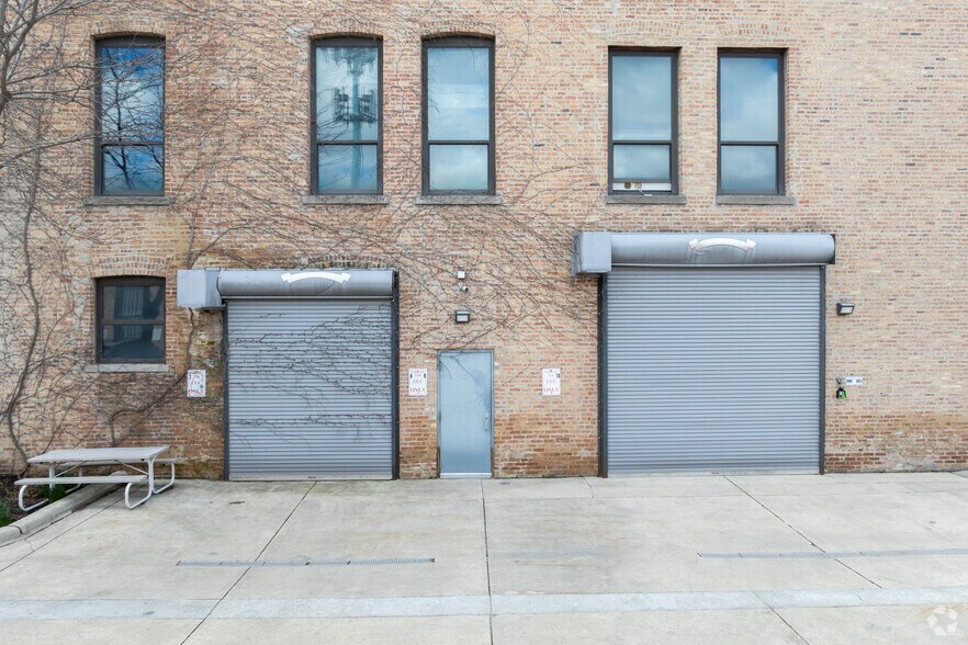 More Photos Of 1900 W Kinzie St, Chicago Light Distribution For Sale