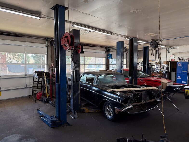 More Photos Of 9053 SW Burnham St, Portland Auto Repair For Sale